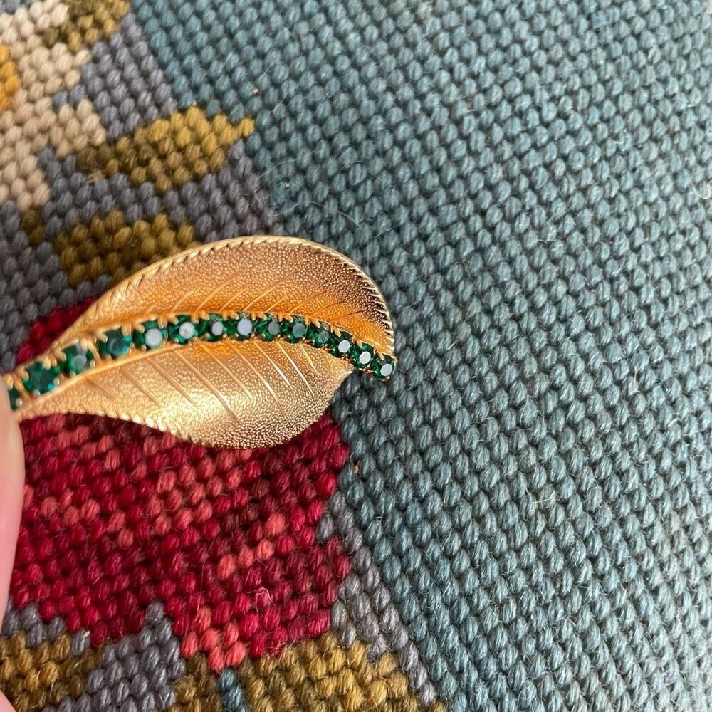 Vintage Gold Tone Leaf Emerald Green Rhinestone Costume Brooch Pin - Picture 5 of 5